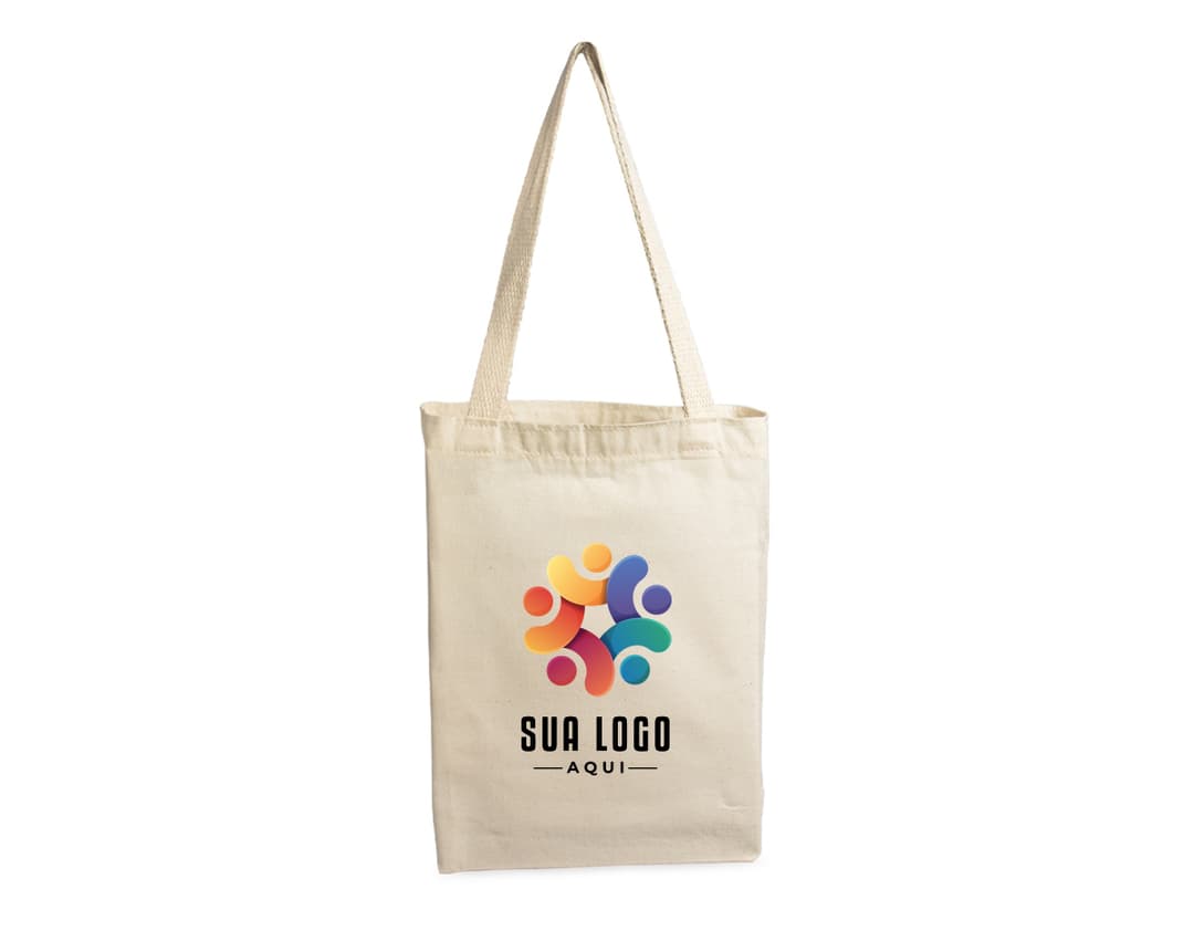 Sacola de Algodão marrom, elegante e moderna, feita de couro e papel. Possui alça com zíper, fechamento em fivela e vazio por dentro. Ícone de luxo e casual, sendo um acessório de moda imponente e prático para compras.
