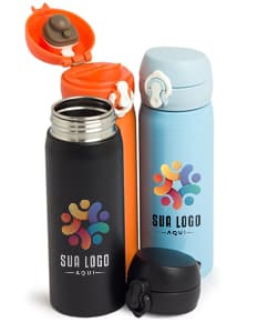 Garrafa de aço inoxidável de 500ml, na cor prata, com tampa rosqueável e alça para transporte.