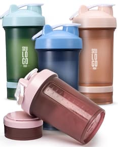 Coqueteleira Plástica 500ml transparente com tampa preta em fundo branco.