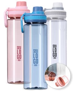 Garrafa plástica de 750ml de cor transparente, com tampa de rosca na cor azul.