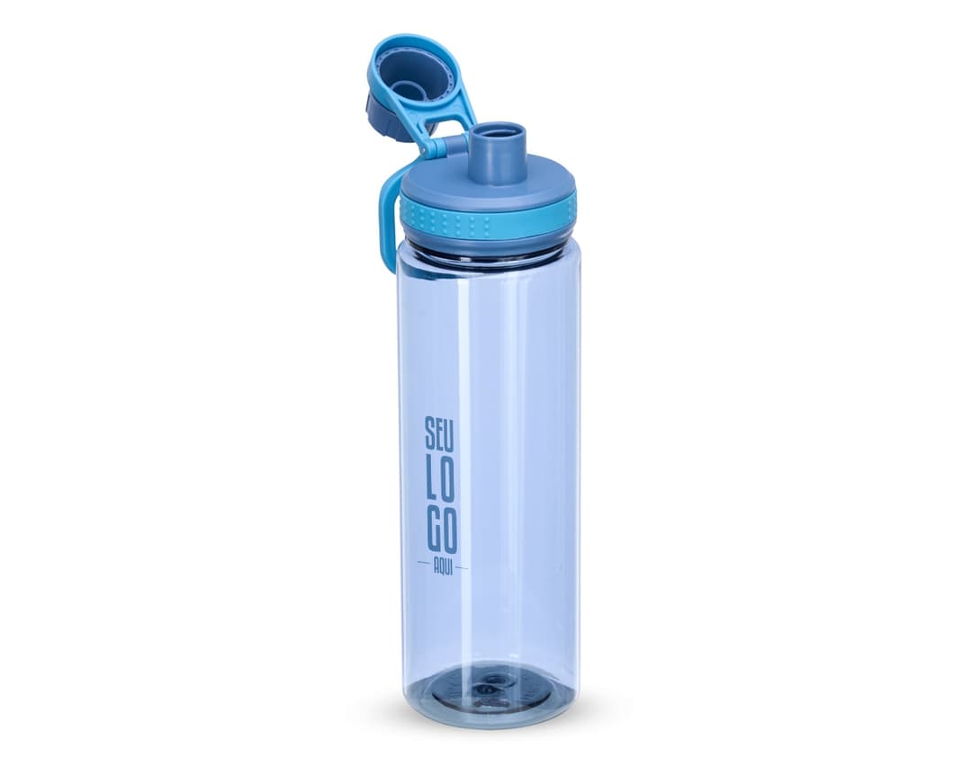 Garrafa plástica de 750ml de cor transparente, com tampa de rosca na cor azul.