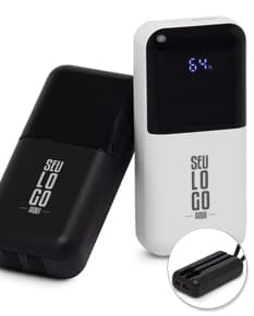 Power Bank 6.000 mAH com duas saídas, na cor preta, com indicador de bateria, cabo USB incluído e compatível com diversos dispositivos eletrônicos.