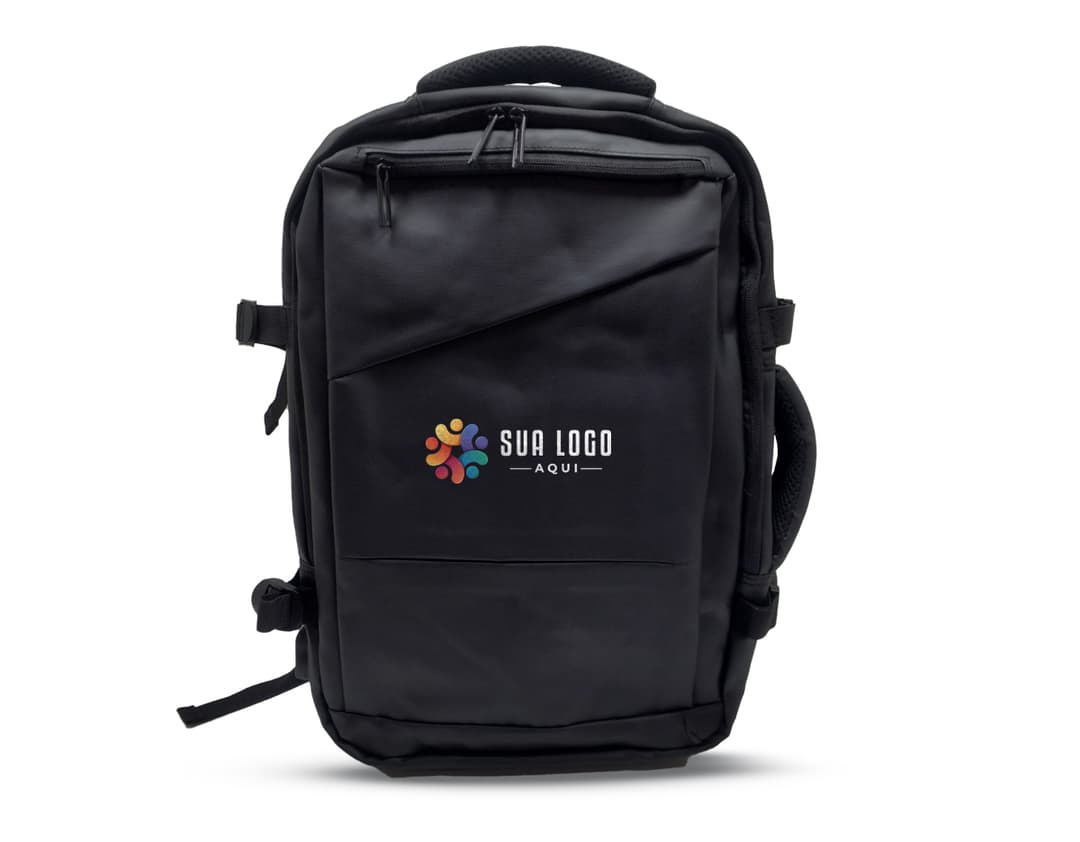 Mochila feminina na cor rosa com detalhes em dourado, feita de couro sintético, possui alças ajustáveis e bolso frontal com zíper.