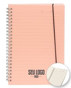 Produto: Caderno A5 Plástico. Cor rosa com capa plástica, tamanho A5 e folhas pautadas.