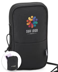 Mini Bolsa Transversal de rPET em preto, moderna e tecnológica, com compartimentos para celular, instrumentos de metal, camera digital, computador e equipamentos de comunicação wireless. Ideal para viagens de negócios ou passeios, a bolsa é compacta e resistente, feita de plástico reciclado.