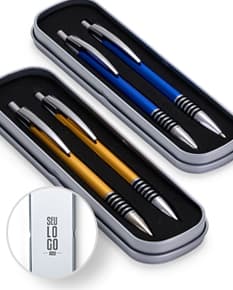 Conjunto de caneta e lapiseira fabricados em metal, ideais para escrita e trabalho de escritório. A caneta apresenta um design elegante na cor preta, enquanto a lapiseira possui um acabamento prateado. Ambos os itens são ferramentas de alta qualidade, com detalhes em aço e plástico. Perfeitos para uso escolar, profissional ou financeiro.