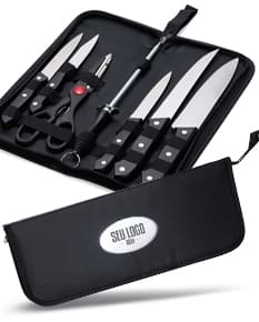 Kit churrasco de 7 peças em aço inoxidável, incluindo faca, garfo, pinça, espátula, escova de limpeza, amolador e maleta preta. Ideal para o amante de churrasco que busca qualidade e praticidade em suas ferramentas.