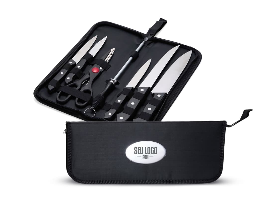 Kit churrasco de 7 peças em aço inoxidável, incluindo faca, garfo, pinça, espátula, escova de limpeza, amolador e maleta preta. Ideal para o amante de churrasco que busca qualidade e praticidade em suas ferramentas.