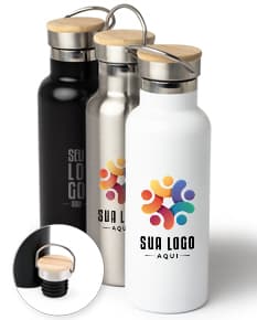 Garrafa térmica inox de 500ml com rótulo marrom e tampa, contendo líquido transparente. A garrafa está sobre um fundo branco refletindo a luz, indicando frescor e higiene.