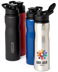 Garrafa squeeze de aço inoxidável de 800ml, com tampa e acabamento prateado. A imagem mostra o objeto sozinho, em um fundo preto, destacando seu design moderno e elegante.