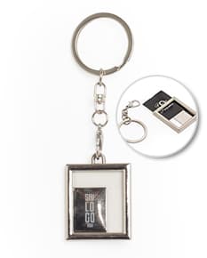 Chaveiro de metal em formato de corrente com chave, amuleto e outros objetos pendurados. Feito em prata e ouro, com design elegante e luxuoso. Ideal como decoração ou acessório de moda, simbolizando segurança e precisão.