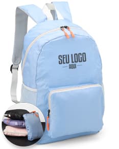 Mochila de Nylon Dobrável 23 Litros preta sendo segurada por um homem sorrindo, em um estúdio. O produto é um equipamento de viagem e possui zíper, alça, e é adequado para hiking, escola, negócios e lazer.