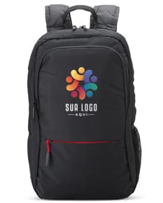 Homem de negócios sorridente e bem-sucedido em um terno preto, segurando uma mochila de nylon de 25L. O homem está em pé, olhando confiante e feliz, em um ambiente de escritório moderno.