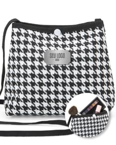 Mini Bolsa Transversal em Algodão preta, com design vintage e textura de tecido grunge desgastado. Possui fecho de correr, bolso externo e interior espaçoso para guardar documentos, dinheiro e objetos pessoais. Ideal para um look moderno e casual.