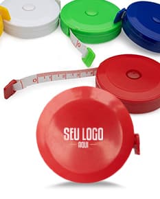 Botão circular de plástico laranja com ícone de fita métrica. A imagem mostra um botão brilhante com símbolo de medição, design 3D, luz reflexiva e sombra, representando um equipamento de jogo.