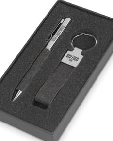 Kit Escritório contendo dispositivo eletrônico, computador, teclado, dados, equipamentos de tecnologia de negócios, memória, botões, chaves, fechadura, hardware de segurança, conexão eletrônica, plástico, metal, adaptador, dongle, disco, laptop, entre outros itens relacionados a escritório e tecnologia.