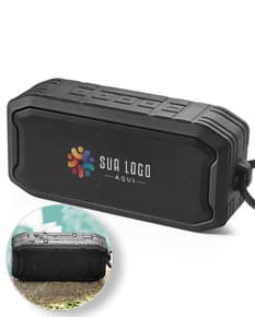 Caixa de som portátil preta com botões, conexões e alto-falantes visíveis, ideal para amplificar e reproduzir áudio em ambientes diversos.