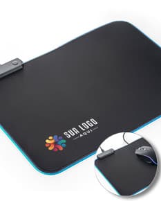 Tapete para jogos em poliéster preto com design clean e textura de couro, ideal para utilização de notebooks, mouse e outros equipamentos eletrônicos. Ideal para proteger e organizar seus dispositivos enquanto trabalha ou joga.