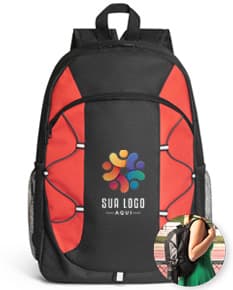 Mochila preta de couro, moderna e elegante, sendo segurada por um homem sorridente em pé. A mochila é um item de bagagem ideal para viagens, escola, negócios ou atividades esportivas.