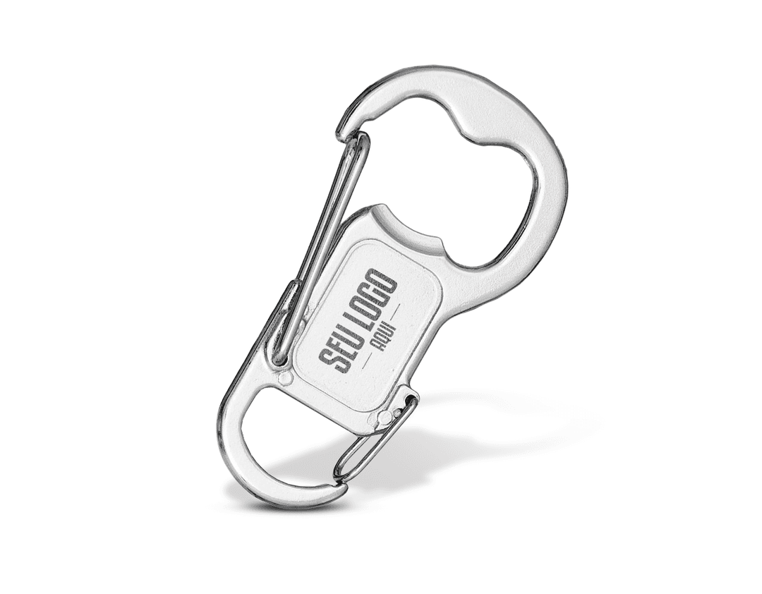 Chaveiro mosquetão duplo em metal prateado com dois ganchos.