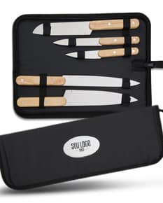 Kit churrasco de 5 peças em aço inoxidável, contendo ferramentas e acessórios como faca, garfo, pegador, espeto e escova de limpeza. Ideal para churrascos ao ar livre e eventos familiares.