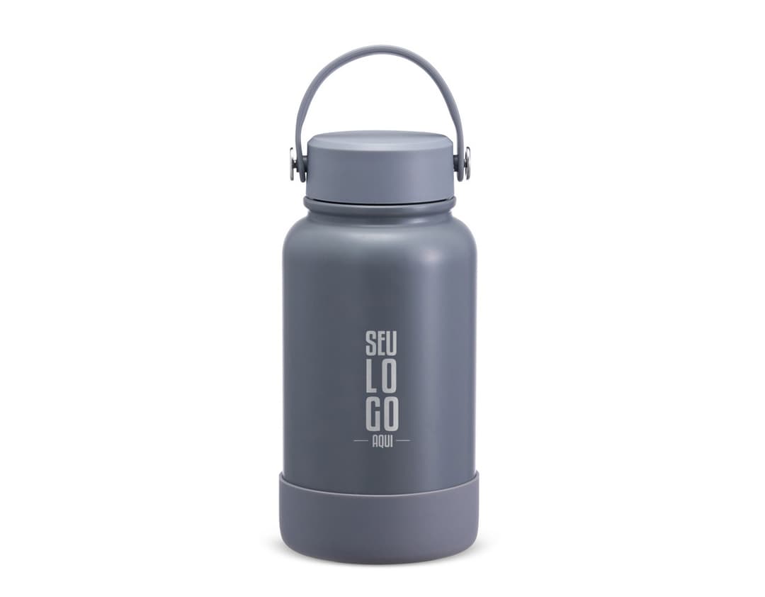 Garrafa térmica de 700ml em aço inoxidável com tampa rosqueável e alça dobrável.