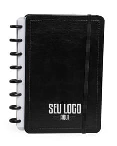 Caderno de Disco Percalux azul, feito de material durável e resistente. Possui fecho de elástico e miolo com folhas pautadas e divisórias coloridas.
