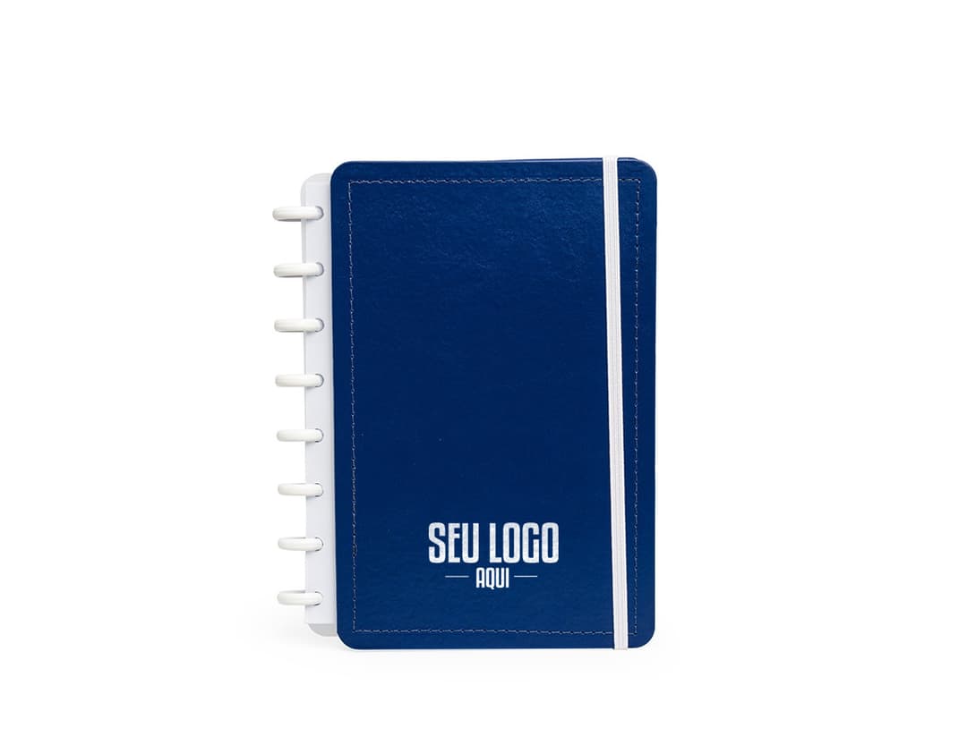 Caderno de Disco Percalux azul, feito de material durável e resistente. Possui fecho de elástico e miolo com folhas pautadas e divisórias coloridas.