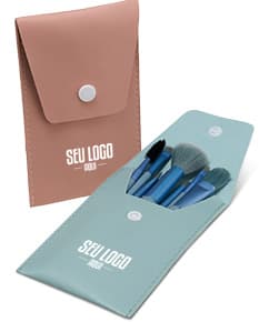 Kit Pincel 8 peças em diversos tamanhos e cores em fundo branco.