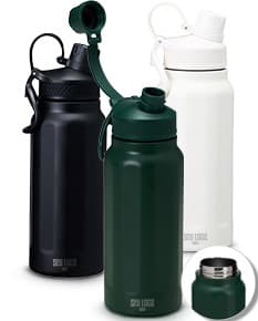 Garrafa térmica com alça de 750ml em fundo branco.