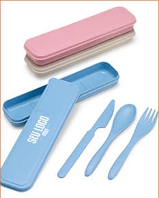 Kit Talheres 3 Peças em aço inoxidável na cor prata. O conjunto inclui uma faca, garfo e colher com cabo elegante e design moderno.