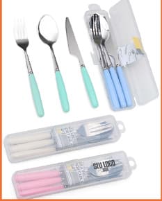 Três talheres de metal: faca, garfo e colher, dispostos lado a lado em um fundo branco.