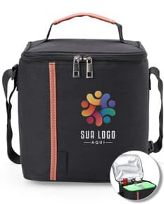 Bolsa térmica 7 litros em cor verde, feita de material resistente. Ideal para transportar alimentos e bebidas de forma segura e mantê-los na temperatura ideal. Alça para transporte e fecho com zíper. 
