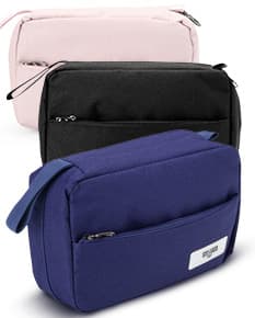 Necessaire com 3 compartimentos em tons de azul e branco.