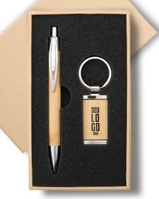 Kit contendo uma caneta e um chaveiro feitos de bambu.
