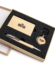 Kit Executivo Ecológico 3 Peças em tons de marrom e bege, contendo uma agenda, uma caneta e um bloco de anotações personalizados.