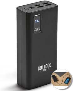 Equipamento moderno de tecnologia, uma bateria portátil em lítio com capacidade de 30.000 mAh, em um design preto e prata. Ideal para armazenamento e fornecimento de energia para dispositivos eletrônicos móveis, com conexão USB e botões de controle. Perfeito para uso em casa, escritório, estúdio ou em festas, garantindo entretenimento com alta qualidade de som através de seu alto-falante estéreo embutido.