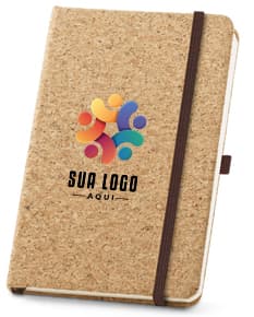 Caderno A5 em cortiça com folhas lisas.