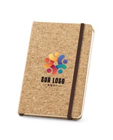 Caderno A6 em cortiça com folhas lisas.