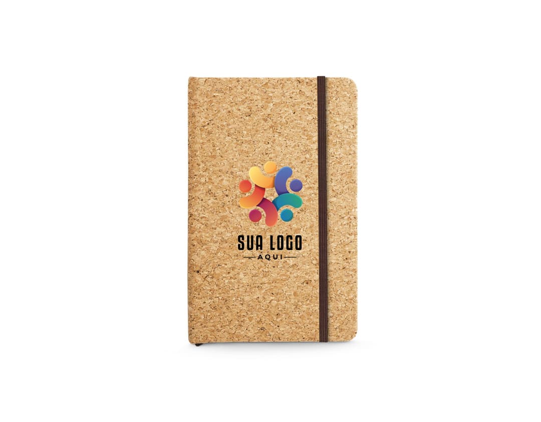 Caderno A6 em cortiça com folhas lisas.