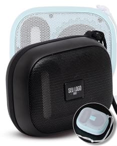 Caixa de som Bluetooth preta com design moderno e elegante, possui botões de controle na parte superior e conexão sem fio para dispositivos móveis.
