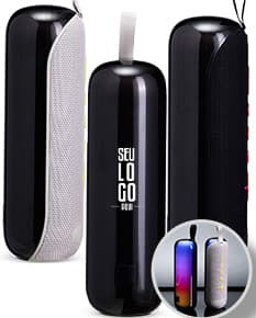 Caixa de som Bluetooth na cor preta, com design moderno e aspecto compacto.