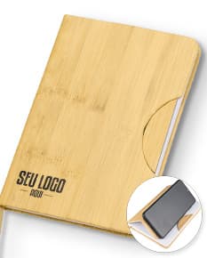 Caderneta com suporte para celular em cor rosa com elástico para prender o celular na capa frontal.