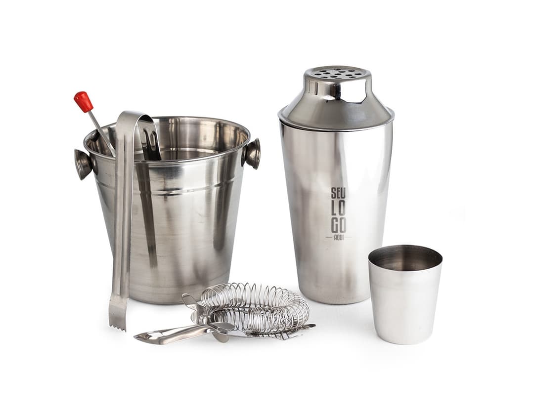 Kit Bar Inox composto por utensílios de bar em aço inoxidável, incluindo coqueteleira, medidor, pegador de gelo, colher bailarina, dosador, socador e pinça.