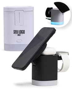 Base de carregamento por indução 3 em 1 em um ambiente de escritório, com smartphone, smartwatch e fones de ouvido colocados sobre a base.