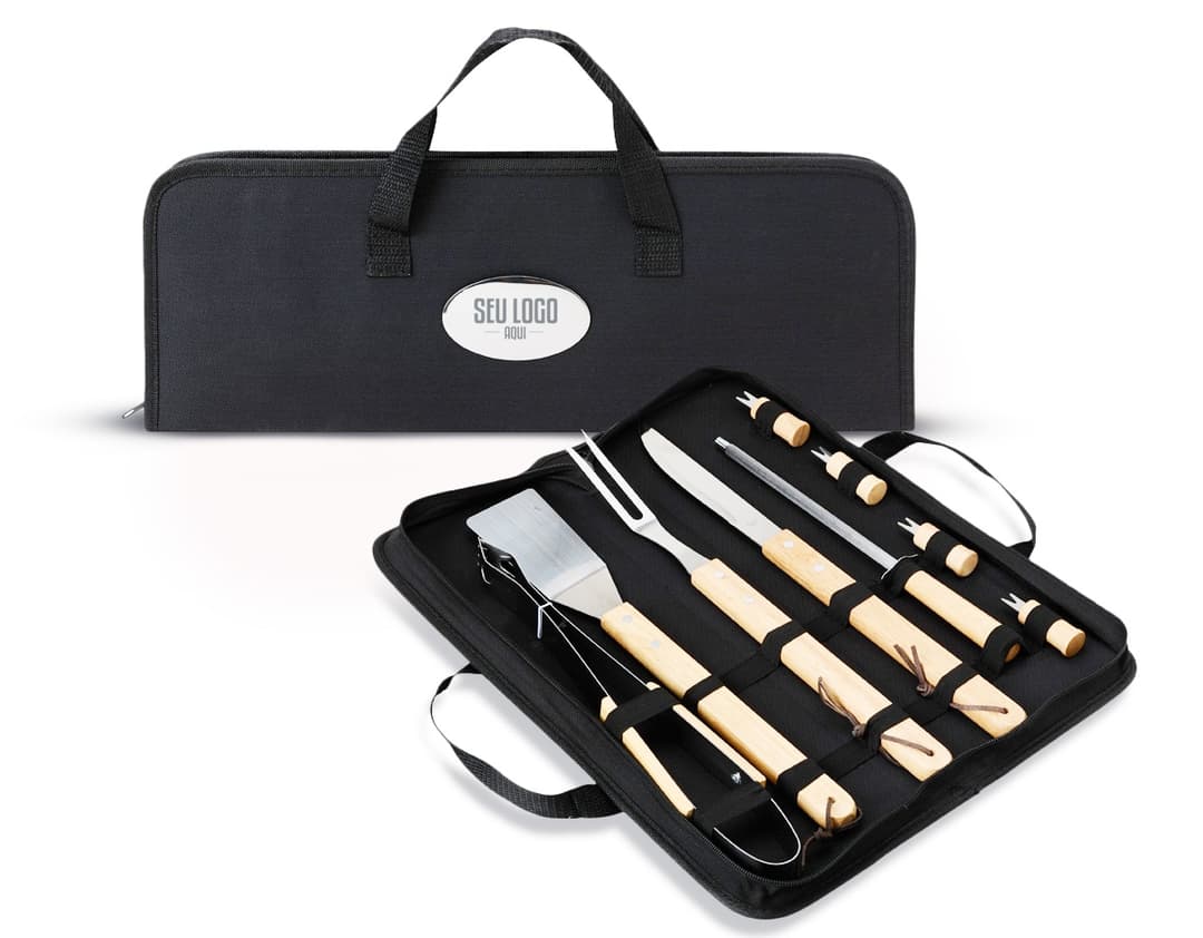 Kit Churrasco 9 Peças em fundo branco, composto por faca, garfo, pegador, espátula, escova de limpeza, tábua de corte, saleiro, paliteiro e estojo de transporte.