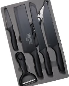 Produto Kit Churrasco 6 peças contendo faca, garfo, espátula, pinça, escova e afiador de facas em fundo branco.