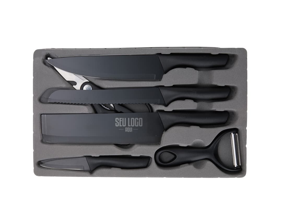 Produto Kit Churrasco 6 peças contendo faca, garfo, espátula, pinça, escova e afiador de facas em fundo branco.