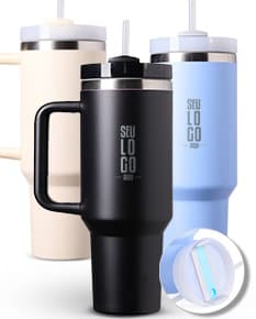 Uma imagem de uma Caneca Térmica de 1,2 litros, com design moderno e tampa de rosca. A caneca é de cor prata e parece ser feita de aço inoxidável.