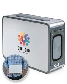 Caixa de som 15.600 mAh de cor preta com design compacto e moderno. Na frente da caixa, há botões de controle de volume e luzes indicadoras de status da bateria.